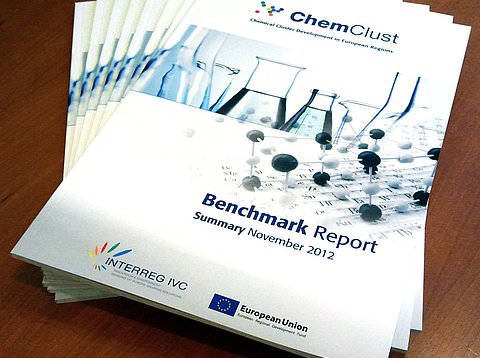 Broschüren: Grafikdesign des ChemClust-Benchmark Report 2012 für das Ministerium für Wissenschaft und Wirtschaft / 2012