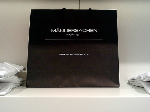 Geschäftsausstattung: Tragetaschen individualisiert, groß und klein für das Magdeburger Herrenmodegeschäft „Männersachen“  / 2013